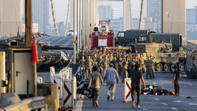 تسلیم سربازانی که کودتای ناموفق ترکیه شرکت داشتند، استانبول تیر ۱۳۹۵