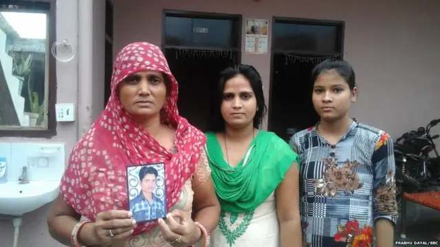 ਮੰਜੂ ਆਪਣੀਆਂ ਕੁੜੀਆਂ ਨਾਲ