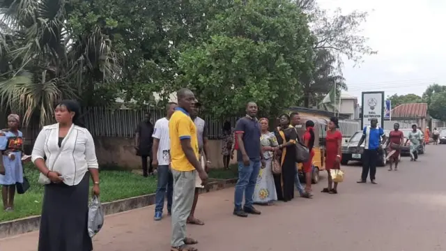 Ndị mmadụ na-agbakọ maka ekpere 'Adoration'