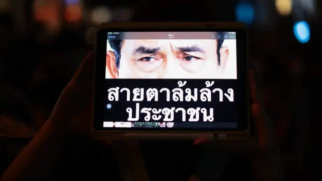 ผู้ประท้วงต่อต้านรัฐบาลแสดงความรู้สึกผ่านไอแพด