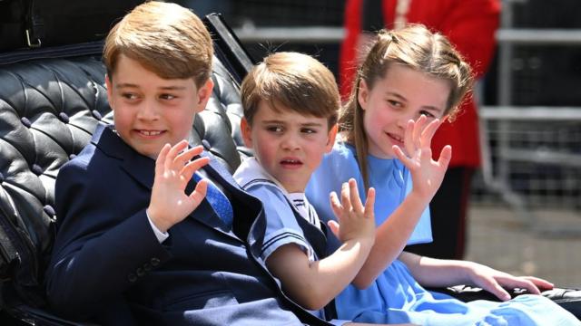 Príncipe George, príncipe Louis e princesa Charlotte na cerimônia de carruagens Trooping the Color durante o Jubileu de Platina da Rainha Elizabeth 2º