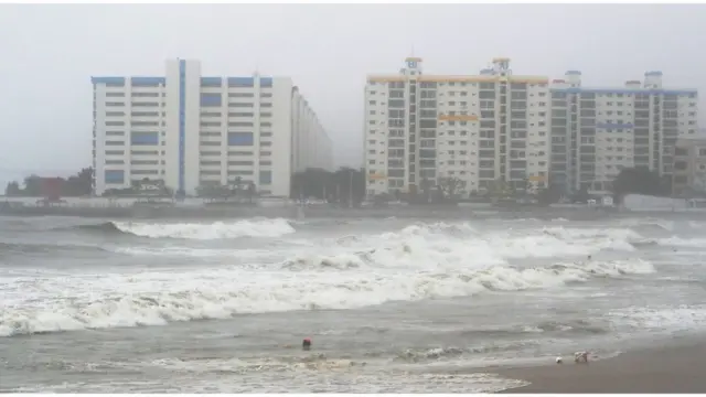 제5호 '다나스(DANAS)' 북상으로 경남 부산에 많은 비가 내리고 있는 가운데 20일 오전 부산시 수영구 광안리 해수욕장에 파도가 높게 치고 있다