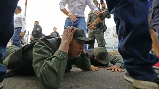 Два солдата на земле