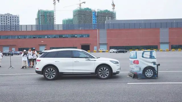 自动驾驶面临的重要难点在于对障碍物的识别与行为预测。