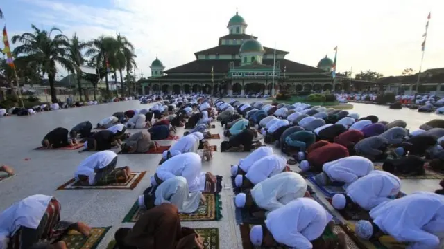 Salat berjemaah di pekarangan masjid di Banjarmasin pada Idul Fitri lalu.