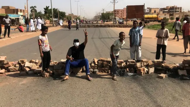 أطفال يضعون متاريس في الشوارع.