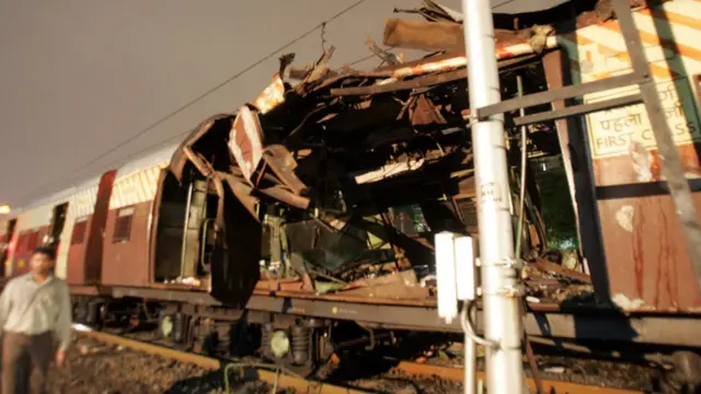 মুম্বাইয়ের শহরতলির ট্রেনে সিরিজ বোমা বিস্ফোরণ। জুলাই, ২০০৬