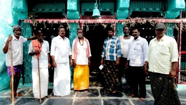 મંદિરની બહાર ઉભેલા ગ્રામજનો