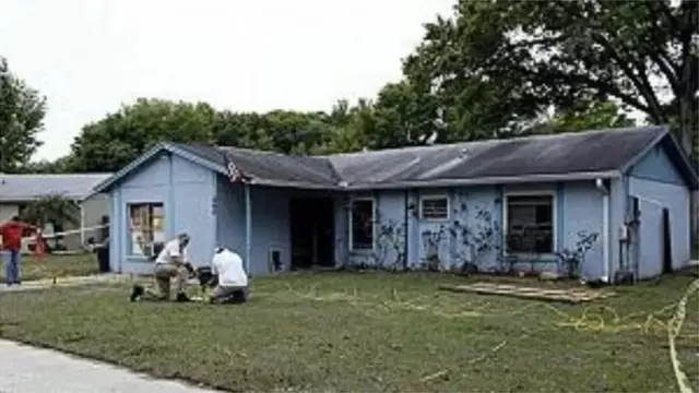 Kooxda gurmadka ayaa shaqada joojiyay kaddib markii ay ka baqeen inuu guriga dumo