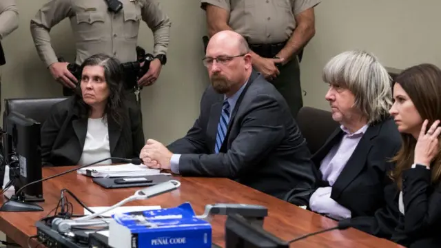 Луиза и Дэвид Турпин в суде