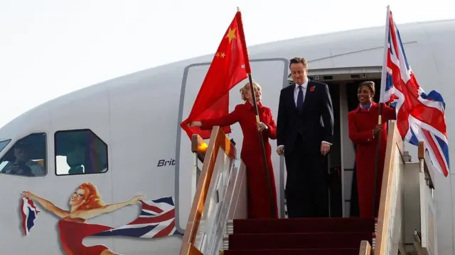 卡梅伦在北京机场踏出机舱（9/11/2010）