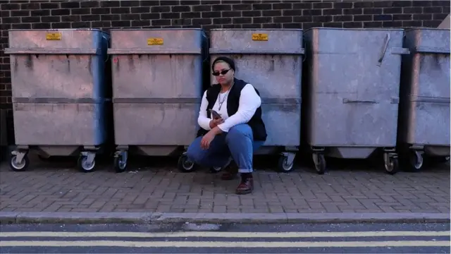 Rejčel pored kontejnera