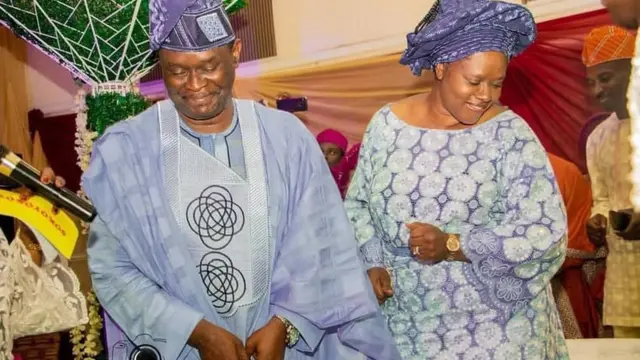 Bayii ni baba ati iya iyawo, Mike ati Gloria Bamiloye ṣe fi idunnu jo nibi idana ọmọ wọn, Darasimi