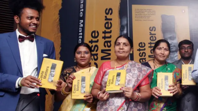 પુસ્તક સાથે યેંગડે અને અન્ય