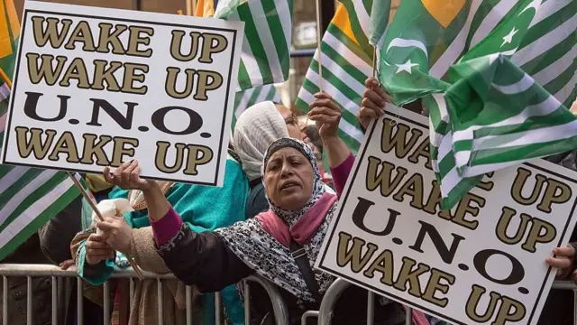 વિરોધ કરતા લોકો