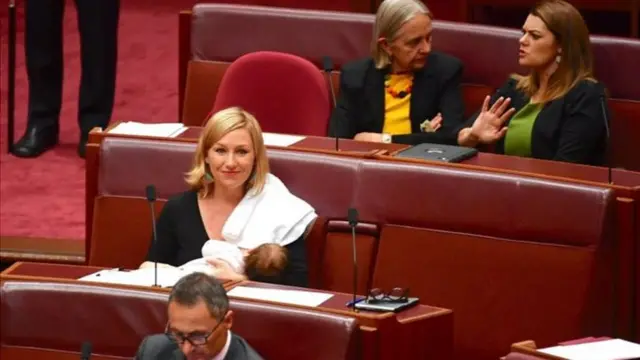 संसद में ऑस्ट्रेलियाई सांसद स्तनपान कराती हुईं