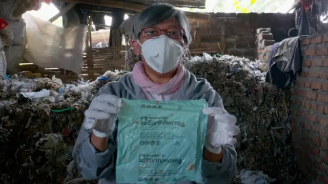 পুড়িয়ে ফেলতে যাওয়া বর্জ্যের স্তূপে প্লাস্টিক