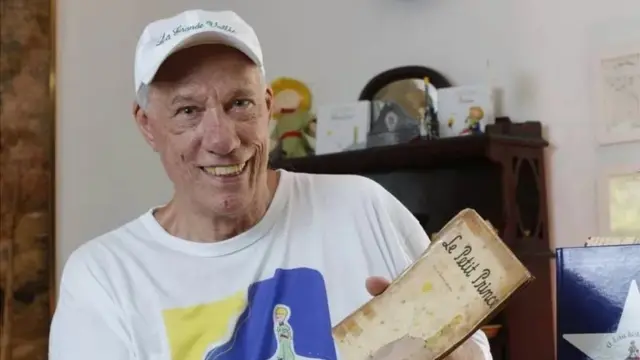 José Augusto Wanderley expose l'un des plus de 40 exemplaires de sa collection personnelle.