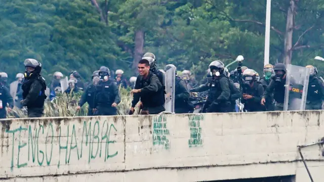 Policías durante una protesta