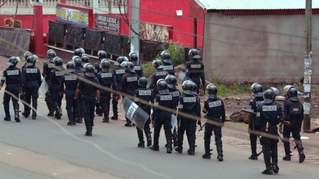 Des policiers dans une rue de Kumba en 2017