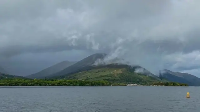 Selo Lus, kilometar od Inčkonahena, popularno je mesto za iznajmljivanje kajaka i kanua da biste došli do ostrva