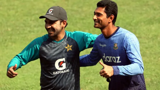 পাকিস্তানের সরফরাজ আহমেদের সাথে বাংলাদেশের মাহমুদুল্লাহ রিয়াদ