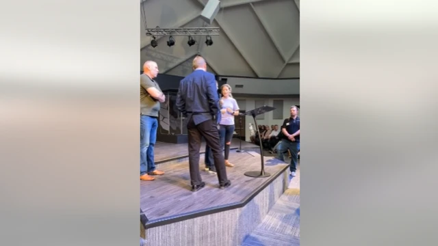 Imagem do vídeo mostra vítima, marido e pastorjogo de roleta virtualpé