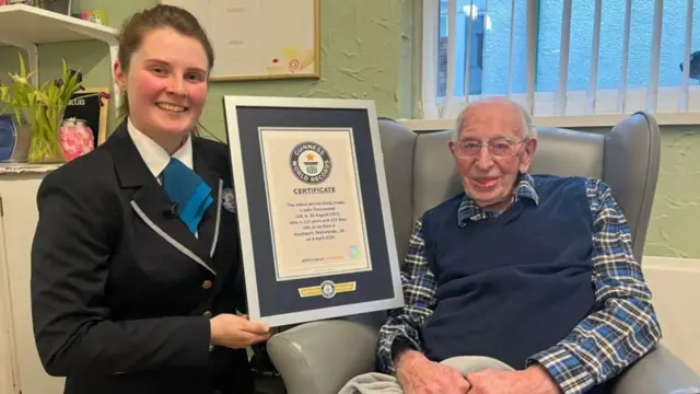 Džon Tinisvud sa potvrdom da je najstariji muškarac na planeti