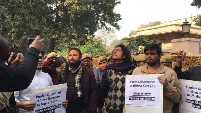 JNU च्या विद्यार्थ्यांचे नवी दिल्लीतील महाराष्ट्र सदना बाहेर आंदोलन