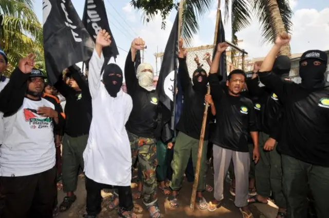 Anggota Ansharut Tauhid berunjuk rasa di Tenggulun, Aceh, tahun 2008 lalu, sebagai bentuk dukungan terhadap terdakwa kasus Bom Bali, Amrozi dan Mukhlas.