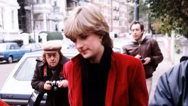 ඩයනා කුමරිය (Princess Diana was one of the most-photographed women in the world)