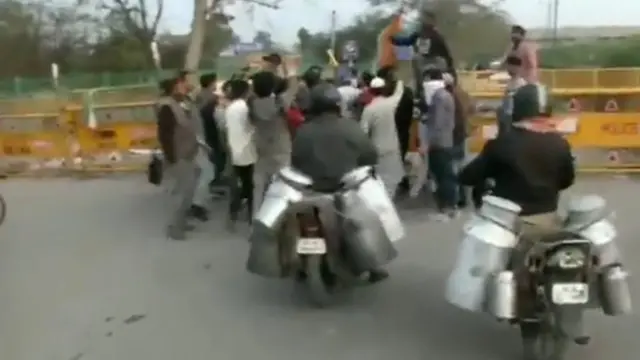 बैरिकेड हटाते लोग