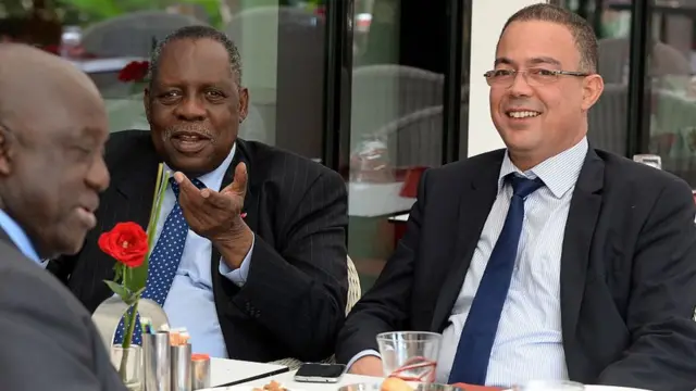 (G. à D.) Issa Hayatou, président de la Caf en ce temps-là, discutant avec Fouzi Lekjaa, le président de la Fédération marocaine de football sur la demande de report de la CAN par le Maroc.