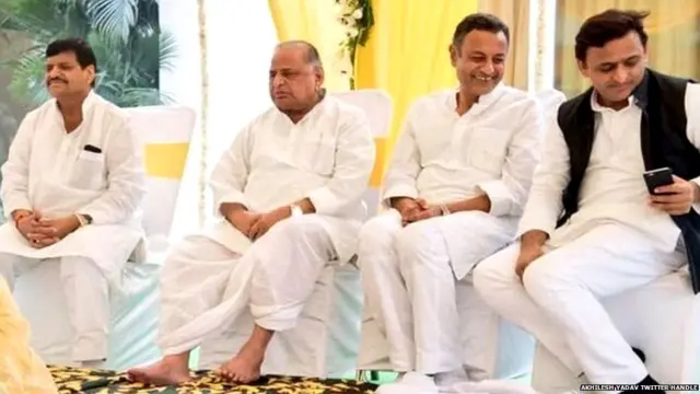 अखिलेश और मुलायम सिंह का परिवार