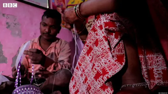 दीपक अपने कमरे में, पत्नी के साथ