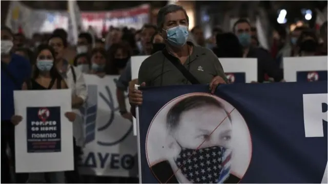 美国国务卿蓬佩奥出访希腊期间，有人在美国领事馆外示威。