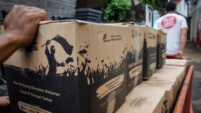 Warga mendistribusikan Bantuan Sosial (Bansos) dari Pemprov DKI Jakarta untuk penanganan COVID-19 di kawasan Jatinegara, Jakarta, tahun lalu.