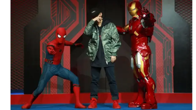 PGone的標誌性pose為頭戴鴨舌帽，身著大衛衣，用手遮住將近半個臉