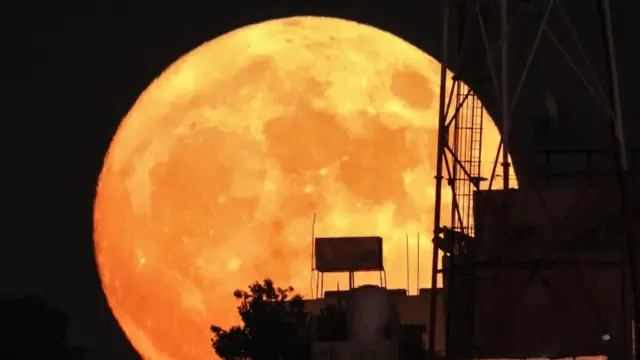 Супермісяць сходить над будівлями столиці Йорданії Амманом