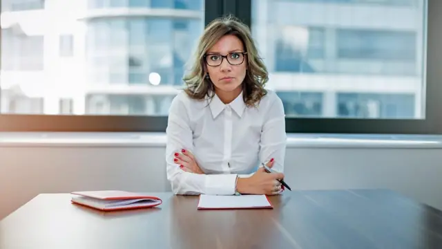 زنی که پشت میز کارش نشسته است