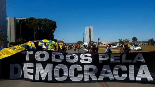 Brezilya'da Bolsonaro karşıtları da protesto gösterileri düzenliyor: "Herkes için demokrasi"