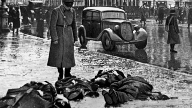 Тела убитых на улице Ленинграда после артиллерийского обстрела города