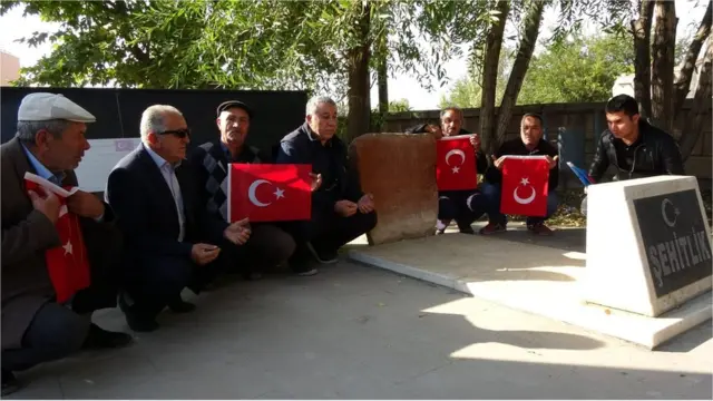 Foto. Arxiv. İqdır, Hakmehmet kəndi. Yerli sakinlər 1915-ci ildə öldürülmüş türkləri anırlar. 24 aprel, 2019-cu il