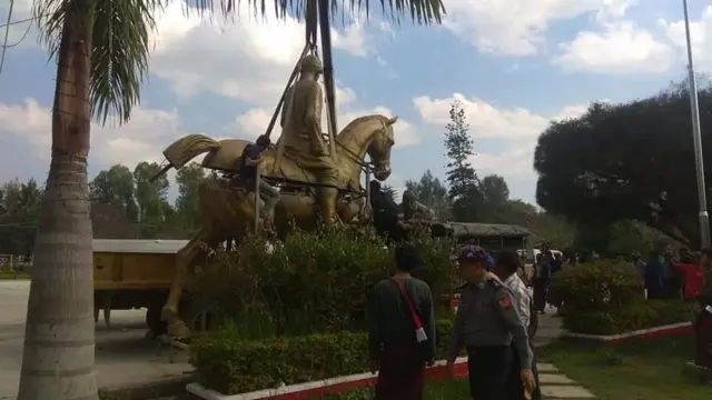 လွိုင်ကော်မြို့ ကန္ဒာဟေဝန် ပန်းခြံအတွင်းမှာ စိုက်ထူဖို့ ပြင်ဆင်နေတဲ့ ဗိုလ်ချုပ်ကြေးရုပ်တု