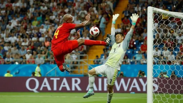 Bek Belgia Vincent Kompany (kiri) mencoba mencetak gol melawan kiper Jepang Eiji Kawashima selama pertandingan antara Belgia dan Jepang pada 2 Juli