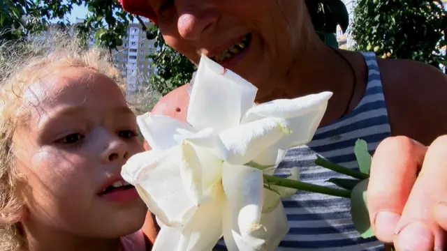 За словами пані Наталі, троянди на її подвір'ї пахнуть козячим молоком