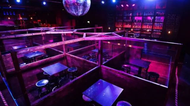 Particiones en un bar en Alemania.