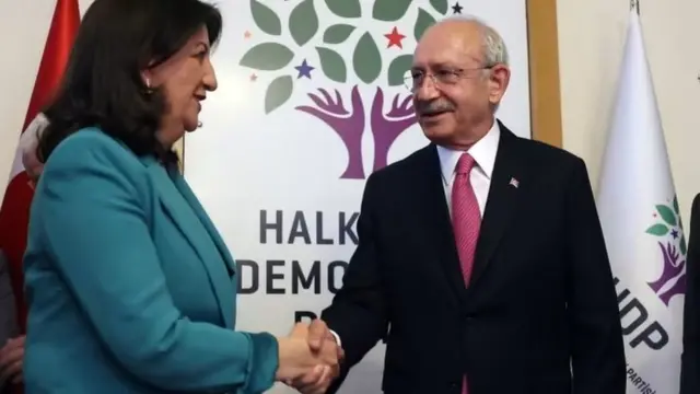 الرئيس المشارك لحزب الشعوب الديمقراطي برفين بولدان ، مع كمال كيلجدار أوغلو ، مرشح المعارضة لإسقاط أردوغان