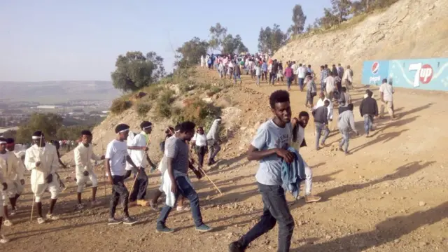 መናእሰይ ከተማ መቐለን ካብ ዝተፈላለዩ ከባብታት ዝመፅኡ ኣጋይሽን፡ ድሮበዓል መስቀል፡ ደመራ ናብ ዝኽበረሉ ጎቦ ጮምዓ ሽግ ሒዞም እንትድይቡ ዘርእይ ምስሊ፡ 26/9/2018