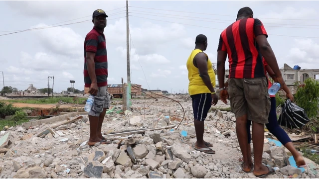 Men dey hang around for Abule Ado , for wia di explosion happun